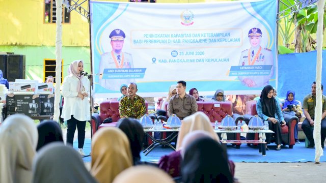 Wakil Gubernur Sulawesi Selatan Fatmawati Rusdi mengunjungi Pulau Sabutung, Desa Mattiro Kanja, Kecamatan Liukang Tupabbiring Utara, Kabupaten Pangkep.