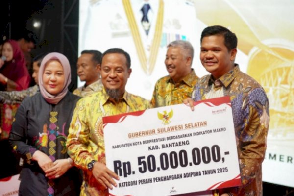 Bupati Bantaeng Uji Nurdin Terima Penghargaan Adipura 2025