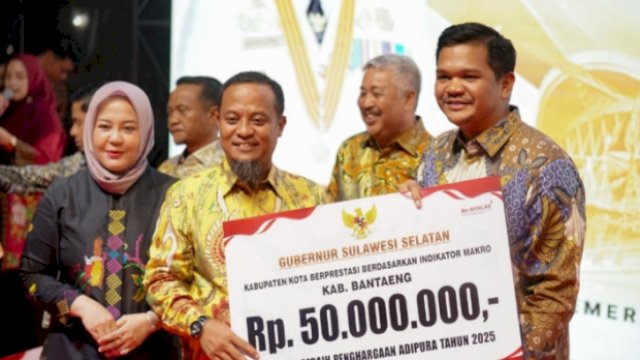 Bupati Bantaeng Uji Nurdin Terima Penghargaan Adipura 2025