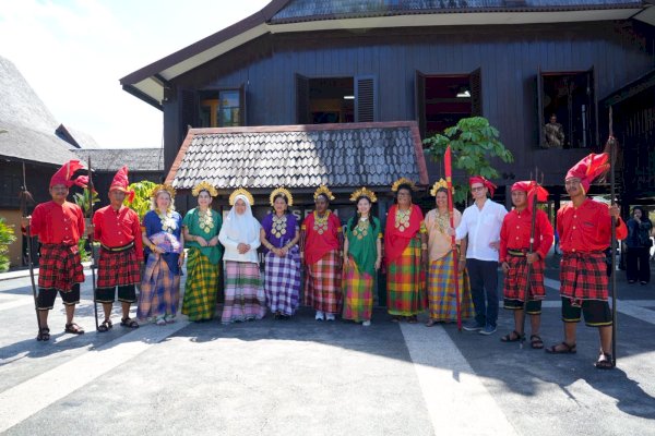 Kunjungi Balla Lompoa, Spouse Delegasi Asing Kagumi Budaya dan Sejarah Sulawesi Selatan