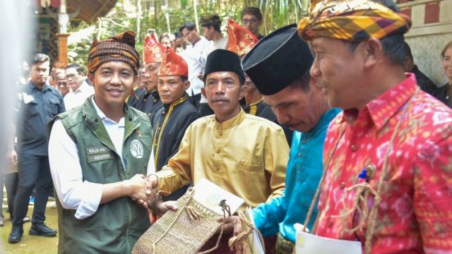 Menteri Kehutanan, Raja Juli Antoni, secara resmi menyerahkan 10 Surat Keputusan (SK) Penetapan Status Hutan Adat sekaligus meluncurkan Peta Jalan (Roadmap) Percepatan Penanganan dan Penetapan Status Hutan Adat Periode 2025-2029.