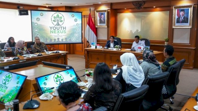 Menteri Kehutanan (Menhut) Raja Juli Antoni bersama Wakil Menteri Kehutanan (Wamenhut) Rohmat Marzuki menerima audiensi 12 Aparatur Sipil Negara (ASN) muda Kementerian Kehutanan.