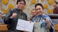 Ketua Komisi IV DPR Serahkan Penghargaan Bagi Tim Operasi Pengamanan TN Komodo