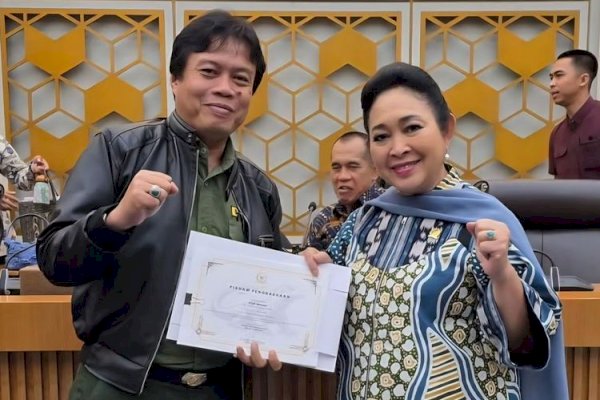 Ketua Komisi IV DPR Serahkan Penghargaan Bagi Tim Operasi Pengamanan TN Komodo