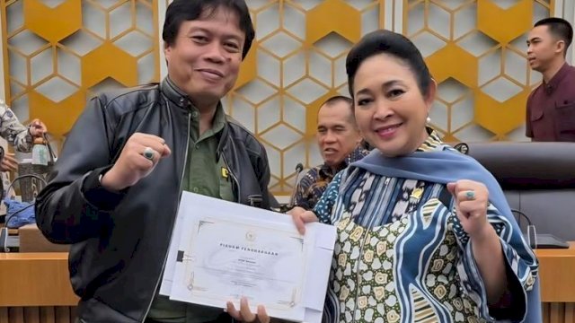 Ketua Komisi IV DPR Serahkan Penghargaan Bagi Tim Operasi Pengamanan TN Komodo
