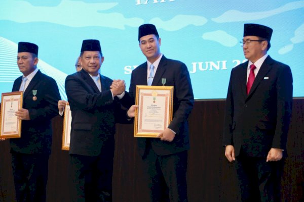 Muhammad Yusran Lalogau Raih Satyalancana Wira Karya Bidang Kelautan dan Perikanan