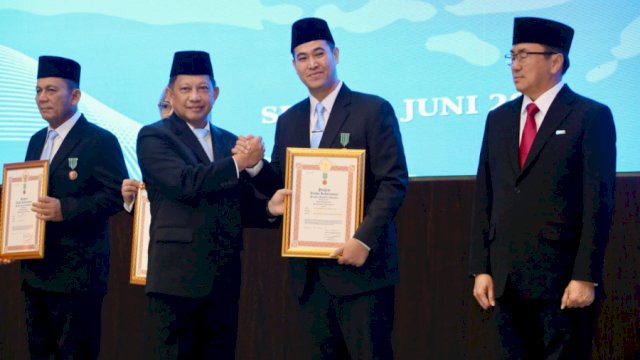 Muhammad Yusran Lalogau Raih Satyalancana Wira Karya Bidang Kelautan dan Perikanan.