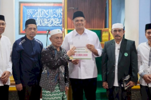 Safari Ramadan di Eremerasa, Bupati Bantaeng Uji Nurdin Serahkan Bantuan