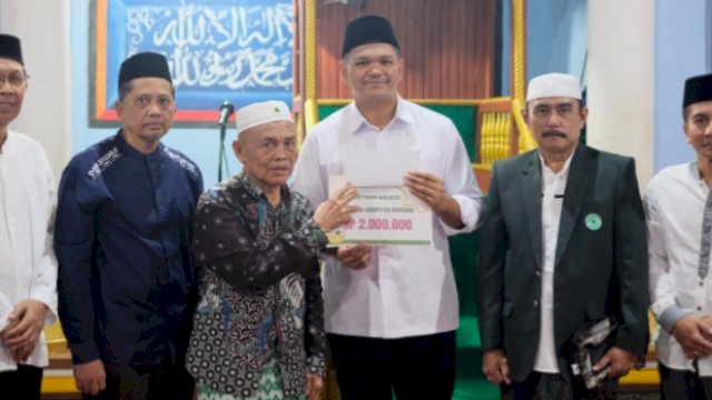 Safari Ramadan di Eremerasa, Bupati Bantaeng Uji Nurdin Serahkan Bantuan