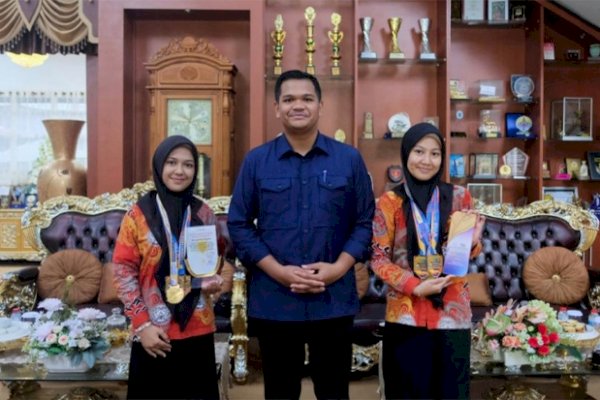 Bupati Uji Nurdin Terima 2 Siswi SMAN 1 Bantaeng Pemenang World Youth STEMII Bangkok