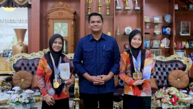 Bupati Uji Nurdin Terima 2 Siswi SMAN 1 Bantaeng Pemenang World Youth STEMII Bangkok