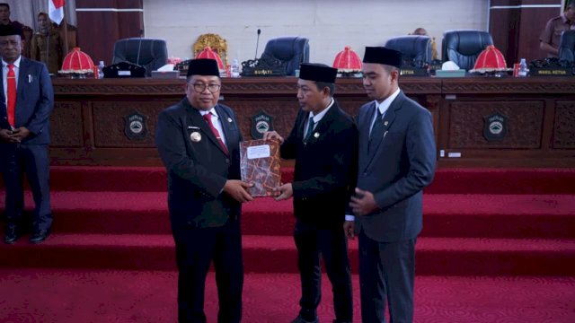Pemkab Takalar Serahkan Ranperda APBD 2025, Bupati Daeng Manye : WTP Harus Diiringi Peningkatan Kinerja