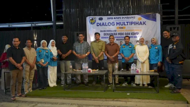 Wakil Bupati Pinrang Sudirman Bungi, S.IP., M.Si. saat menjadi narasumber pada dialog bertajuk "Benarkah MBG dan KDMP sebagai Mesin Penggerak Ekonomi Rakyat?" yang digelar oleh KNPI Pinrang.