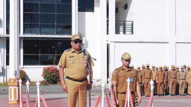 Bupati Takalar Daeng Manye Pimpin Apel Gabungan, Tekankan Disiplin ASN dan Serahkan Penghargaan Purna Bakti