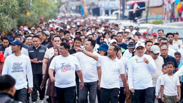 Gubernur Sulsel Andi Sudirman Sulaiman melepas ribuan peserta Jalan Sehat Anti Mager di Alun-Alun Kota Rantepao, Toraja Utara.