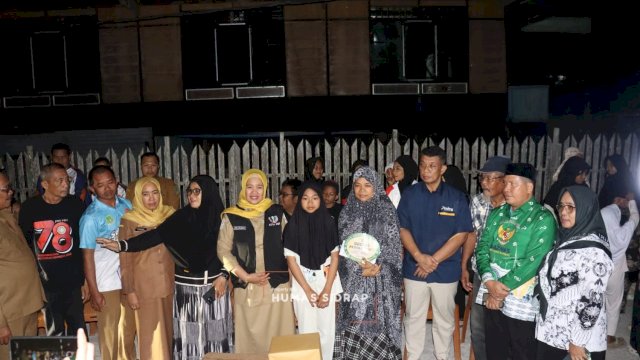 Wakil Bupati Sidenreng Rappang (Sidrap) Nurkanaah yang juga menjabat sebagai Ketua PGRI Kabupaten Sidrap menyerahkan santunan kepada korban kebakaran, Hasnah, di Desa Tonronge, Kecamatan Baranti.