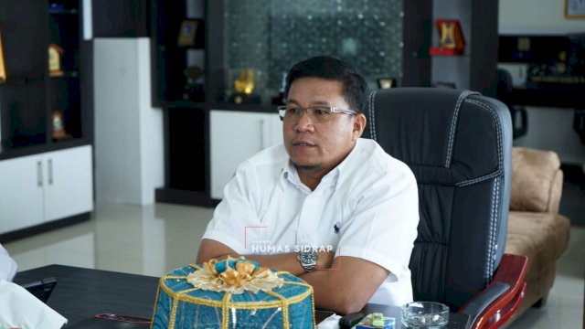 Sekda Sidrap, Andi Rahmat Saleh, saat mengikuti Rapat Koordinasi Tim Pelaksana dalam Rangka Sosialisasi Penetapan LSD di 12 provinsi yang digelar Kementerian ATR/BPN secara daring.