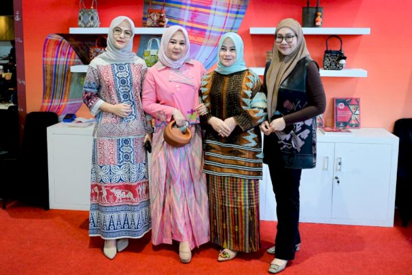 Fatmawati Rusdi Apresiasi Antusiasme Peserta Saat Meninjau Stan 46 Tahun Dekranas