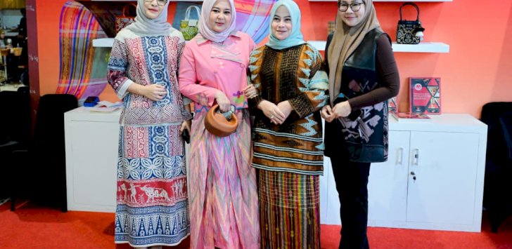 Fatmawati Rusdi Apresiasi Antusiasme Peserta Saat Meninjau Stan 46 Tahun Dekranas
