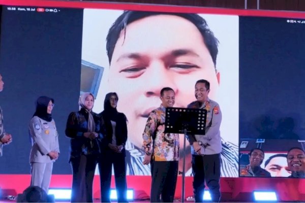 Gubernur Andi Sudirman Umumkan Pemenang Umrah Gebyar Pendapatan Sulsel Lewat Panggilan Video