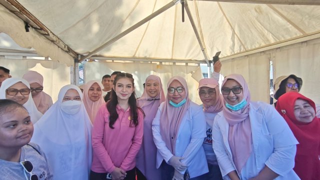 Pembina Tim Penggerak (TP) PKK Pusat sekaligus Ketua Umum Dewan Kerajinan Nasional (Dekranas), Selvi Ananda Gibran, meninjau pelaksanaan Cek Kesehatan Gratis (CKG) pada rangkaian Hari Kesatuan Gerak (HKG) PKK ke-54 dan 46 Tahun Dekranas.