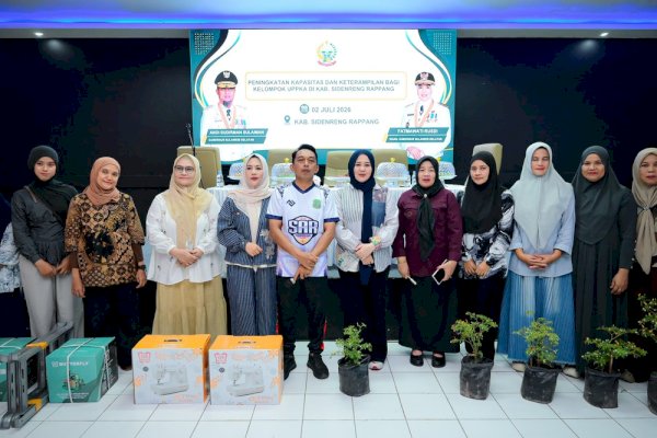 Wagub Sulsel Fatmawati Rusdi Serahkan Bantuan UPPKA untuk Perempuan Produktif Sidrap