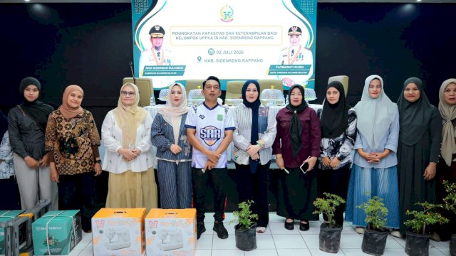 Wagub Sulsel Fatmawati Rusdi Serahkan Bantuan UPPKA untuk Perempuan Produktif Sidrap.