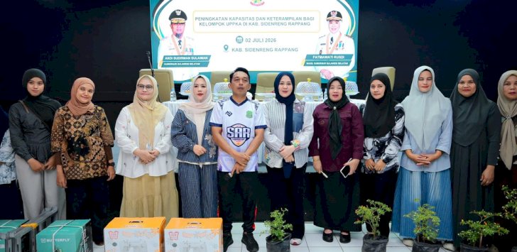 Wagub Sulsel Fatmawati Rusdi Serahkan Bantuan UPPKA untuk Perempuan Produktif Sidrap