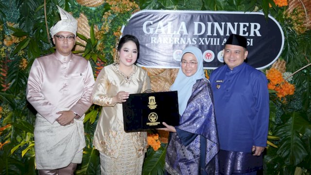 Wali Kota Makassar, Munafri Arifuddin, didampingi Ketua TP PKK Melinda Aksa, menghadiri Gala Dinner, dalam rangka Rakernas XVII APEKSI Tahun 2026 