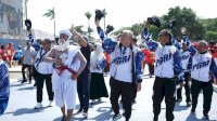 Pimpin Langsung Kontingen Pinrang, Bupati Irwan Suntik Semangat Ribuan Guru di Porsenijar