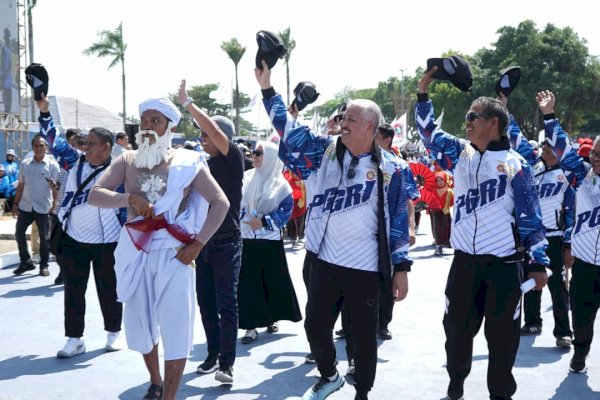 Pimpin Langsung Kontingen Pinrang, Bupati Irwan Suntik Semangat Ribuan Guru di Porsenijar