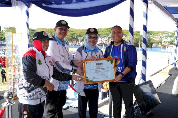 Bupati Lutim Ibas Terima Penghargaan dari PGRI Sulsel atas Dukungan terhadap Guru
