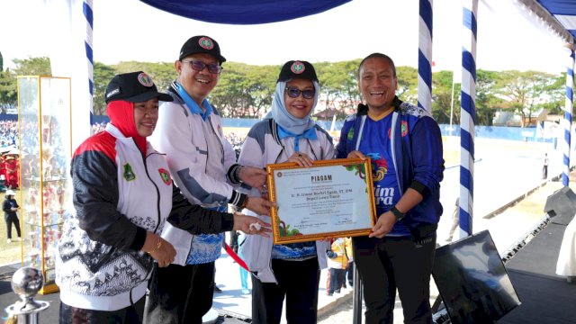 Bupati Lutim Ibas Terima Penghargaan dari PGRI Sulsel atas Dukungan terhadap Guru