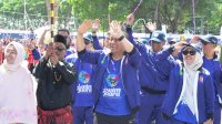 Pimpin Langsung Defile Porsenijar 2026, Bupati Luwu Timur Bakar Semangat Ribuan Guru