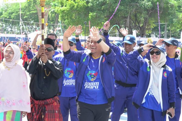 Pimpin Langsung Defile Porsenijar 2026, Bupati Luwu Timur Bakar Semangat Ribuan Guru