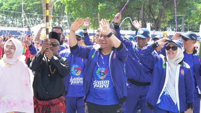 Pimpin Langsung Defile Porsenijar 2026, Bupati Luwu Timur Bakar Semangat Ribuan Guru