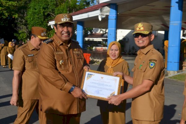 Bupati Maros Chaidir Syam Serahkan Penghargaan SAKIP kepada OPD dan Kecamatan Terbaik