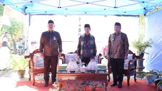 Peletakan batu pertama dilakukan oleh Menteri Agama RI, Nasaruddin Umar, bersama Wali Kota Makassar, Munafri Arifuddin.