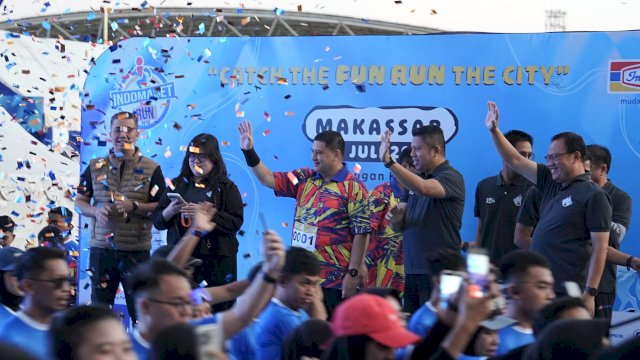 Wali Kota Makassar, Munafri Arifuddin, melepas ratusan peserta Indomaret Fun Run 2026 Makassar yang dipusatkan di Lapangan Karebosi.