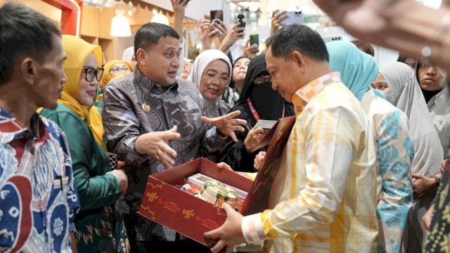 Wali Kota Makassar, Munafri Arifuddin, bersama Ketua Dekranasda Kota Makassar, Melinda Aksa, menerima penghargaan dari Dekranas (Dewan Kerajinan Nasional) atas dedikasi dan kontribusi mereka dalam mengembangkan sektor wastra (kain tradisional) dan kriya (kerajinan tangan).