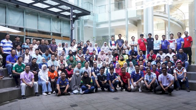 Karyawan KALLA kompak mengenakan jersey tim favoritnya dalam ajang Piala Dunia 2026. 