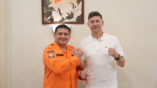 Mantan CEO PSM Makassar yang kini menjabat sebagai Wali Kota Makassar, Munafri Arifuddin, menjamu mantan pelatih PSM, Coach Darije Kalezic, dalam sebuah pertemuan hangat yang berlangsung di Makassar.