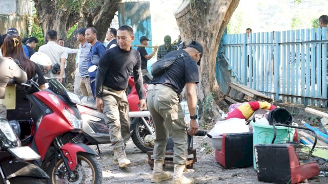 Satpol PP Kota Makassar bersama Satpol PP Provinsi Sulawesi Selatan melakukan penataan kawasan eks Stadion Mattoanging, Kecamatan Mariso.