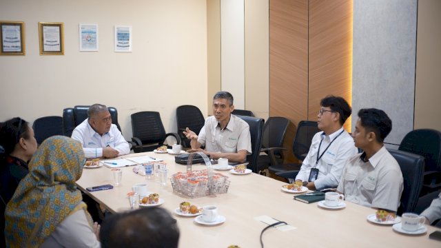 Rektor Kalla Institute, Syamril dan General Manager PT Pelabuhan Indonesia (Persero) Regional 4 Makassar, Iwan Sjarifuddin melakukan penandatangan MoU di di Kantor Pelindo Regional 4 Makassar.