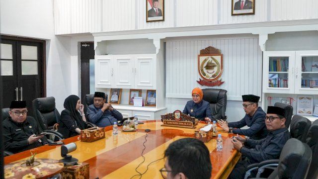 Wakil Wali Kota Makassar Aliyah Mustika Ilham mewakili Wali Kota Makassar menyampaikan Jawaban Wali Kota atas Pandangan Umum Fraksi-Fraksi DPRD Kota Makassar terhadap Rancangan Peraturan Daerah tentang Pertanggungjawaban Pelaksanaan APBD Tahun Anggaran 2025.