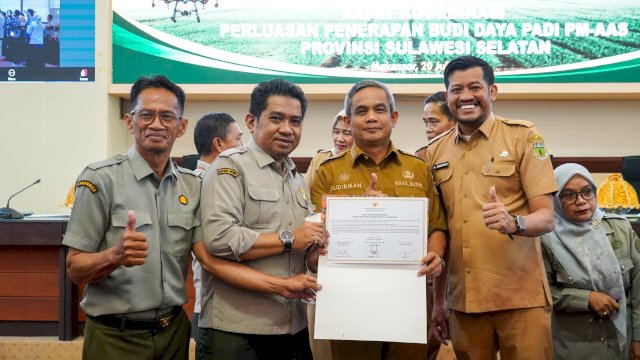 Wakil Bupati Pinrang Sudirman Bungi, S.IP., M.Si bersama Kepala Dinas Tanaman Pangan dan Hortikultura Kabupaten Pinrang Andi Sinapati Rudi pada rapat koordinasi perluasan penerapan PM-AAS tingkat Provinsi Sulawesi Selatan.