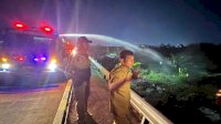 Respons Aduan di Lontara+, Pemkot Makassar Gerak Padamkan Kebakaran Sampah di Jalan Leimena