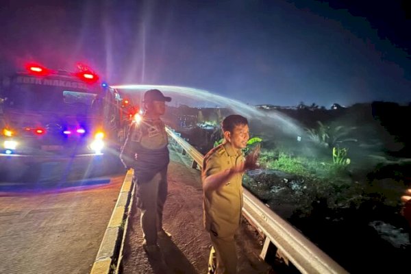 Respons Aduan di Lontara+, Pemkot Makassar Gerak Padamkan Kebakaran Sampah di Jalan Leimena