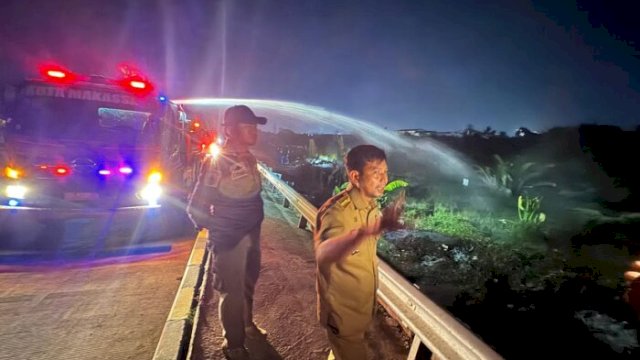 Respons Aduan di Lontara+, Pemkot Makassar Gerak Padamkan Kebakaran Sampah di Jalan Leimena