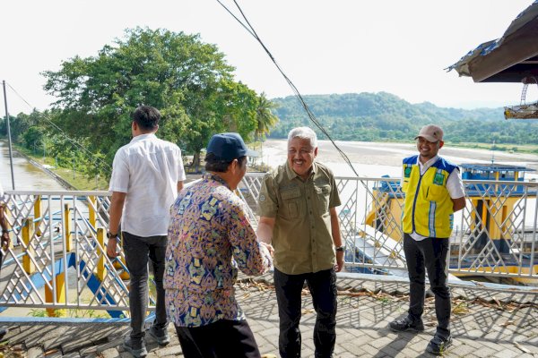 Jaga Lumbung Pangan, Bupati Irwan Tinjau Sawah Kering dan Serahkan Pompa Air